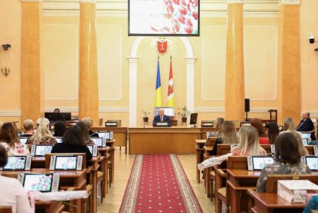 Геннадий Труханов поздравил сотрудниц мэрии и вручил им почетные городские награды (фото)