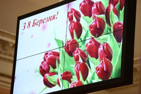 Геннадий Труханов поздравил сотрудниц мэрии и вручил им почетные городские награды (фото)