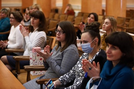 Геннадий Труханов поздравил сотрудниц мэрии и вручил им почетные городские награды (фото)