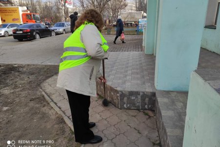 Коммунальщики очистили бювет и покрасили памятник в Суворовском районе