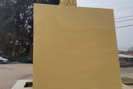 Коммунальщики очистили бювет и покрасили памятник в Суворовском районе