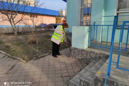 Коммунальщики очистили бювет и покрасили памятник в Суворовском районе
