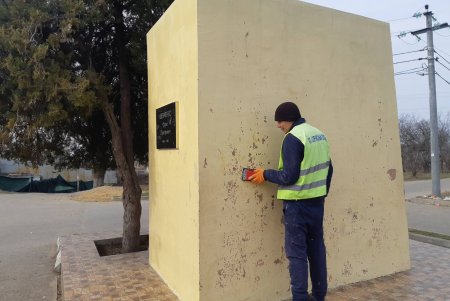 Коммунальщики очистили бювет и покрасили памятник в Суворовском районе