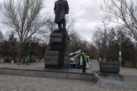 Коммунальщики провели субботник – помыли памятник Тарасу Шевченко, убрали мусор с зеленых зон в Приморском районе (фото)