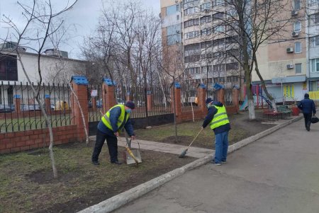 Коммунальщики провели субботник – помыли памятник Тарасу Шевченко, убрали мусор с зеленых зон в Приморском районе (фото)