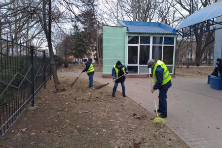 Коммунальщики провели субботник – помыли памятник Тарасу Шевченко, убрали мусор с зеленых зон в Приморском районе (фото)