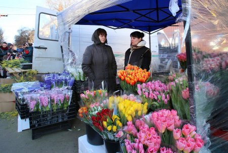 Одесситы покупают цветы женщинам в преддверии 8 Марта (фоторепортаж)