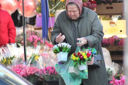 Одесситы покупают цветы женщинам в преддверии 8 Марта (фоторепортаж)