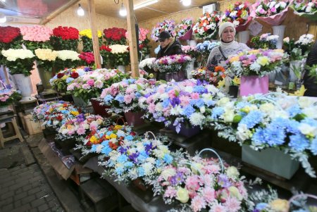 Одесситы покупают цветы женщинам в преддверии 8 Марта (фоторепортаж)