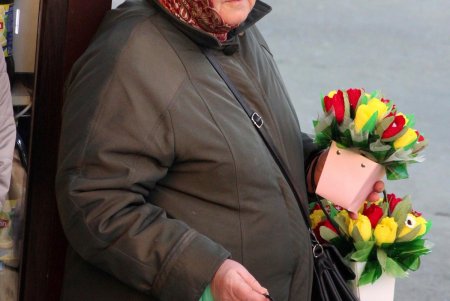 Одесситы покупают цветы женщинам в преддверии 8 Марта (фоторепортаж)