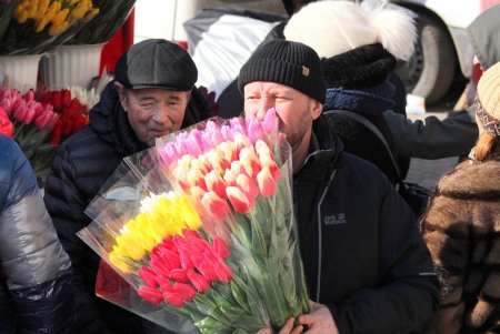 Одесситы покупают цветы женщинам в преддверии 8 Марта (фоторепортаж)