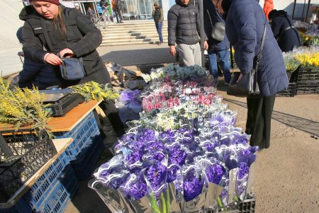 Одесситы покупают цветы женщинам в преддверии 8 Марта (фоторепортаж)