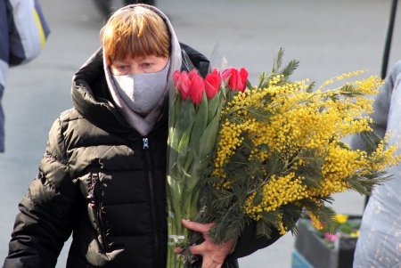 Одесситы покупают цветы женщинам в преддверии 8 Марта (фоторепортаж)