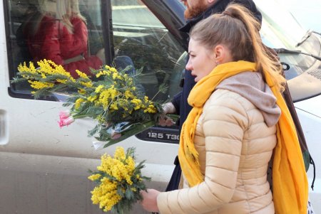 Одесситы покупают цветы женщинам в преддверии 8 Марта (фоторепортаж)