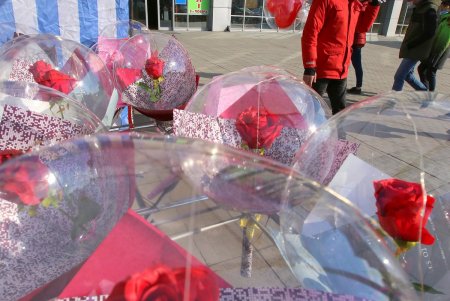 Одесситы покупают цветы женщинам в преддверии 8 Марта (фоторепортаж)