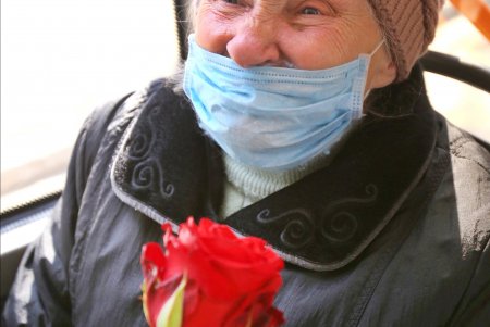 В честь Международного женского дня пассажиркам троллейбуса № 9 дарили розы (фоторепортаж)