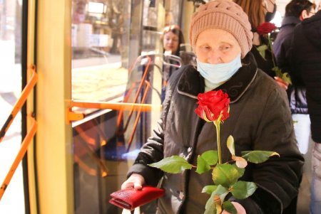 В честь Международного женского дня пассажиркам троллейбуса № 9 дарили розы (фоторепортаж)
