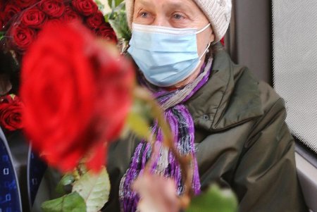В честь Международного женского дня пассажиркам троллейбуса № 9 дарили розы (фоторепортаж)