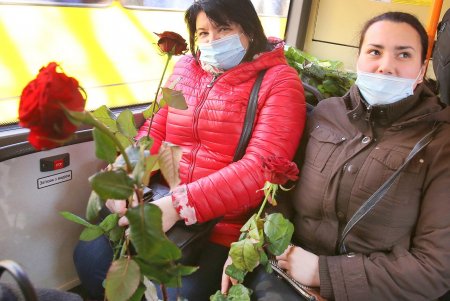 В честь Международного женского дня пассажиркам троллейбуса № 9 дарили розы (фоторепортаж)