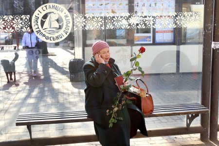 В честь Международного женского дня пассажиркам троллейбуса № 9 дарили розы (фоторепортаж)