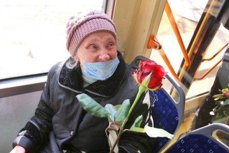 В честь Международного женского дня пассажиркам троллейбуса № 9 дарили розы (фоторепортаж)