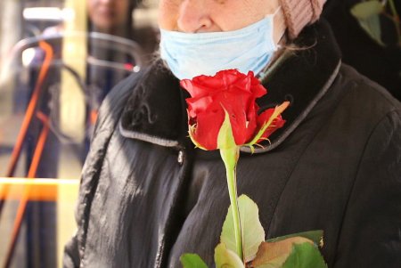 В честь Международного женского дня пассажиркам троллейбуса № 9 дарили розы (фоторепортаж)