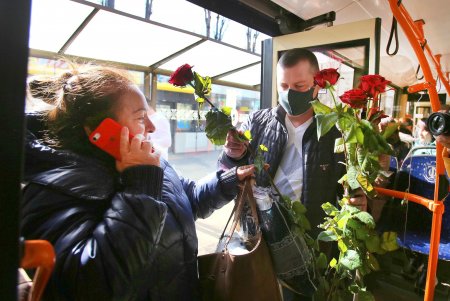 В честь Международного женского дня пассажиркам троллейбуса № 9 дарили розы (фоторепортаж)