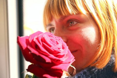 В честь Международного женского дня пассажиркам троллейбуса № 9 дарили розы (фоторепортаж)