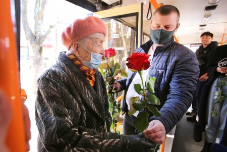 В честь Международного женского дня пассажиркам троллейбуса № 9 дарили розы (фоторепортаж)