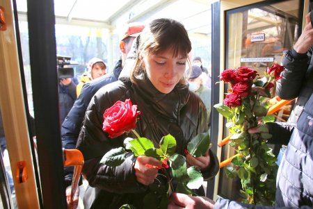 В честь Международного женского дня пассажиркам троллейбуса № 9 дарили розы (фоторепортаж)