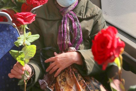 В честь Международного женского дня пассажиркам троллейбуса № 9 дарили розы (фоторепортаж)