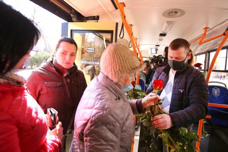 В честь Международного женского дня пассажиркам троллейбуса № 9 дарили розы (фоторепортаж)