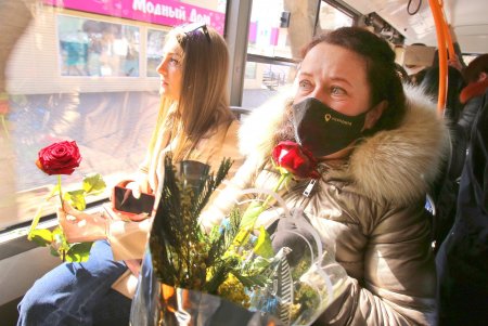 В честь Международного женского дня пассажиркам троллейбуса № 9 дарили розы (фоторепортаж)