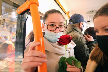 В честь Международного женского дня пассажиркам троллейбуса № 9 дарили розы (фоторепортаж)