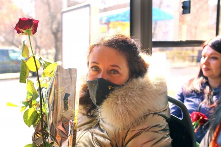 В честь Международного женского дня пассажиркам троллейбуса № 9 дарили розы (фоторепортаж)