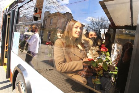 В честь Международного женского дня пассажиркам троллейбуса № 9 дарили розы (фоторепортаж)