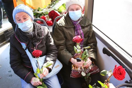 В честь Международного женского дня пассажиркам троллейбуса № 9 дарили розы (фоторепортаж)