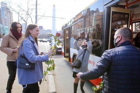 В честь Международного женского дня пассажиркам троллейбуса № 9 дарили розы (фоторепортаж)