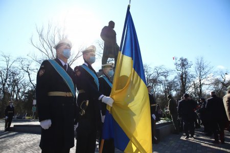 К памятнику Великому Кобзарю одесситы возложили цветы (фоторепортаж)