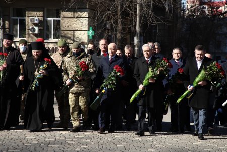 К памятнику Великому Кобзарю одесситы возложили цветы (фоторепортаж)