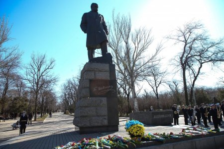 К памятнику Великому Кобзарю одесситы возложили цветы (фоторепортаж)