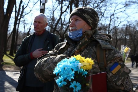 К памятнику Великому Кобзарю одесситы возложили цветы (фоторепортаж)
