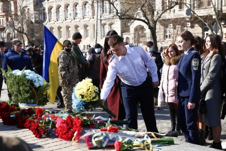 К памятнику Великому Кобзарю одесситы возложили цветы (фоторепортаж)