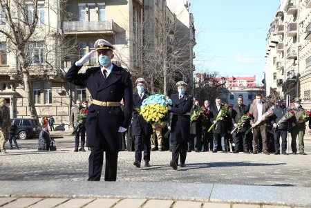К памятнику Великому Кобзарю одесситы возложили цветы (фоторепортаж)