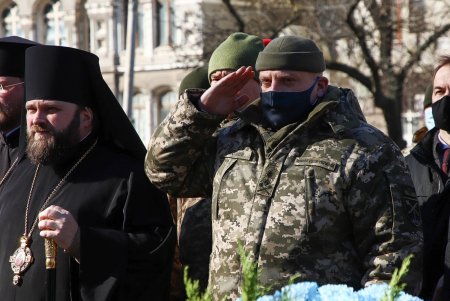 К памятнику Великому Кобзарю одесситы возложили цветы (фоторепортаж)