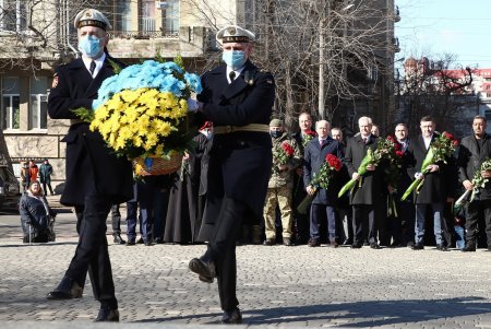 К памятнику Великому Кобзарю одесситы возложили цветы (фоторепортаж)