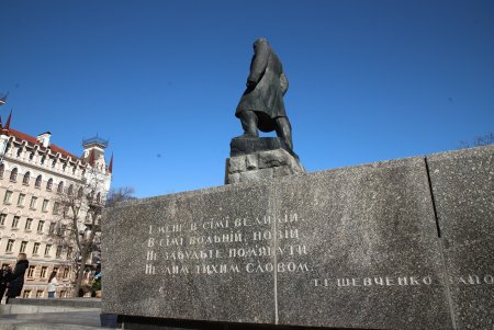К памятнику Великому Кобзарю одесситы возложили цветы (фоторепортаж)