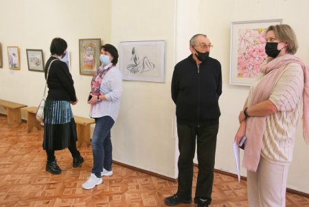«Искусство – территория света»: в историко-краеведческом музее открылась выставка мастеров разных направлений и стилей (фоторепортаж)