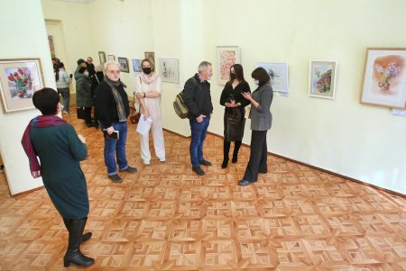 «Искусство – территория света»: в историко-краеведческом музее открылась выставка мастеров разных направлений и стилей (фоторепортаж)