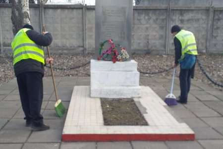 В Малиновском районе коммунальщики очистили бюветы и памятники (фото)